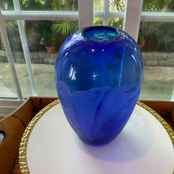 VTG Beautiful Cobalt Blue Etched Honu (Turtles) Hawaiian Vase From Macy’s - Picture 3 of 8